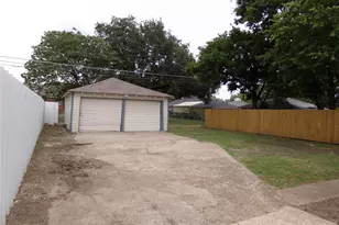 2915 Falls Dr, Dallas, TX 75211 - Photo 17