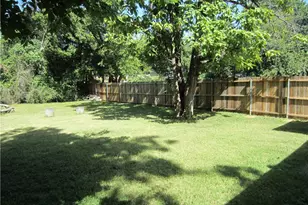 1102 Peak St, Denton, TX 76201 - Photo 9