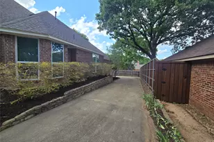 2954 Woodland Hills Dr, Grapevine, TX 76051 - Photo 5