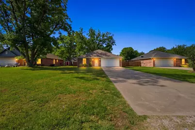 402 Robertson Street, Collinsville, TX 76233 - Photo 1