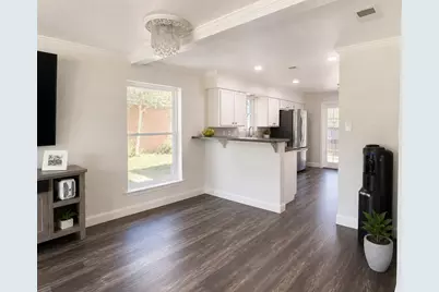 2442 Club Manor Drive, Dallas, TX 75237 - Photo 3