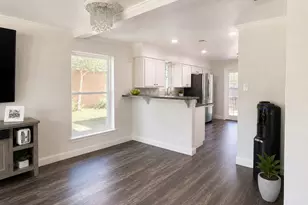 2442 Club Manor Dr, Dallas, TX 75237 - Photo 3