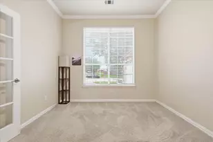 520 E Sandra Ln, Grand Prairie, TX 75052 - Photo 9