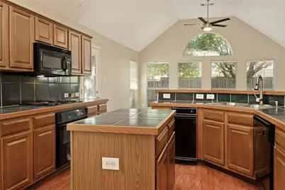 114 Midcrest Drive, Irving, TX 75063 - Photo 9
