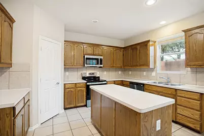 734 Crownpoint Court, Arlington, TX 76002 - Photo 9