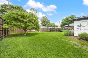 8852 Larchwood Dr, Dallas, TX 75238 - Photo 23