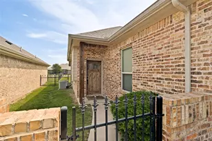 204 Captains Ct, Granbury, TX 76049 - Photo 3