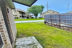 407 W Criner St, Grandview, TX 76050 - Photo 9