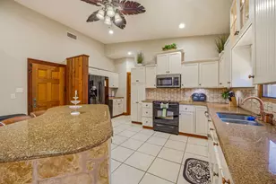 624 Williamsburg Ct, Granbury, TX 76048 - Photo 11