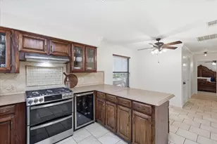 2850 Creekwood Dr, Grapevine, TX 76051 - Photo 9