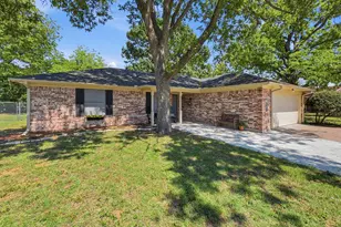 1103 Holiday Ct, Granbury, TX 76048 - Photo 1