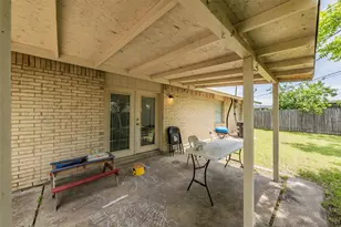 313 Hawthorne Ln, Grand Prairie, TX 75052 - Photo 19