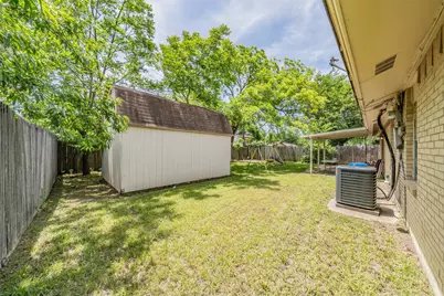 313 Hawthorne Lane, Grand Prairie, TX 75052 - Photo 17
