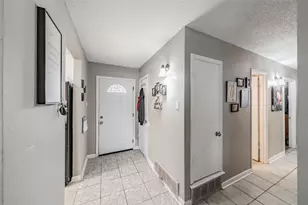 313 Hawthorne Ln, Grand Prairie, TX 75052 - Photo 3