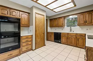 10501 Oak Creek Dr, Greenville, TX 75402 - Photo 11