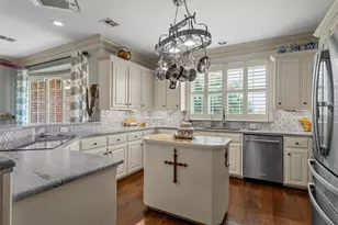 810 Forest Oaks Cir, Woodway, TX 76712 - Photo 13