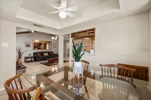 910 Cherry Laurel Ln, Arlington, TX 76012 - Photo 9