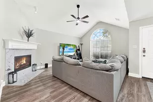 1410 Daffodil Ln, Lewisville, TX 75077 - Photo 3