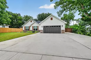 1005 W Chambers St, Cleburne, TX 76033 - Photo 1