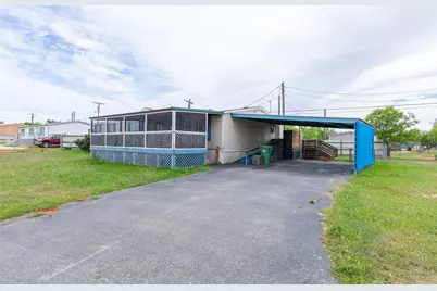 1107 Market Street, Tye, TX 79563 - Photo 17