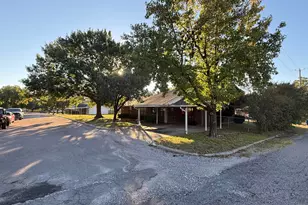 300 Denton Ct, Collinsville, TX 76233 - Photo 3