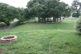 1102 Zahara St, Bowie, TX 76230 - Photo 7