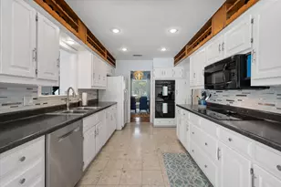 2806 Augusta Ln, Arlington, TX 76012 - Photo 5