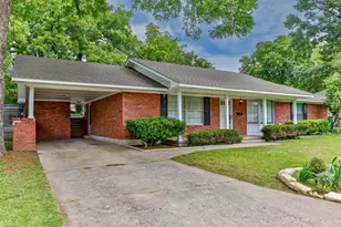 215 E Tennie St, Gainesville, TX 76240 - Photo 3