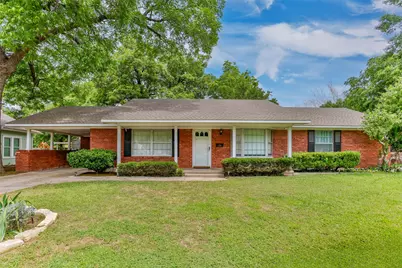 215 E Tennie Street, Gainesville, TX 76240 - Photo 1
