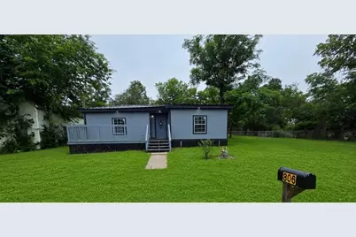 806 S Rusk Avenue, Cameron, TX 76520 - Photo 1