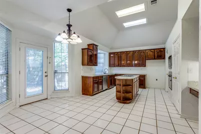 2021 Broadleaf Drive, Arlington, TX 76001 - Photo 11