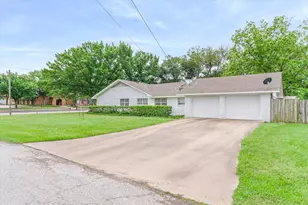 202 S Houston St, Edgewood, TX 75117 - Photo 5