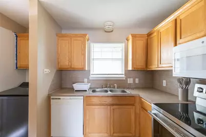136 Nolan #B, Tye, TX 79563 - Photo 3