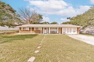 500 W London St, Bowie, TX 76230 - Photo 1