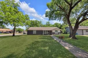 821 Lovers Ln, Grapevine, TX 76051 - Photo 1