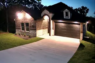502 Palmetto Ct, Runaway Bay, TX 76426 - Photo 3