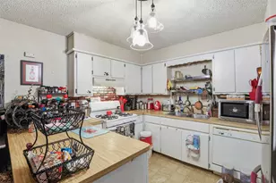 606 E Barton St, Granbury, TX 76048 - Photo 11