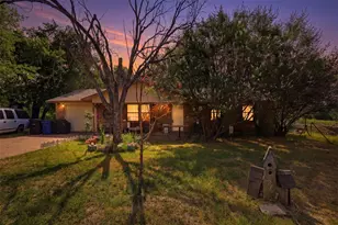 606 E Barton St, Granbury, TX 76048 - Photo 5