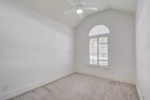 9718 Wolf Creek Dr, Irving, TX 75063 - Photo 17