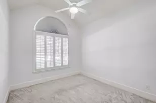 9718 Wolf Creek Dr, Irving, TX 75063 - Photo 15