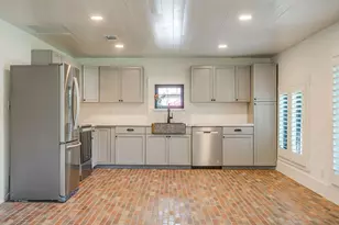 606 E Moore St, Granbury, TX 76048 - Photo 11