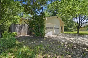 1137 Meadow Creek Ct, Lancaster, TX 75146 - Photo 3