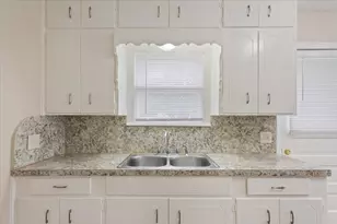 212 Avenue E, Lacy Lakeview, TX 76705 - Photo 11