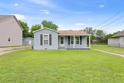 212 Avenue E, Lacy Lakeview, TX 76705 - Photo 1