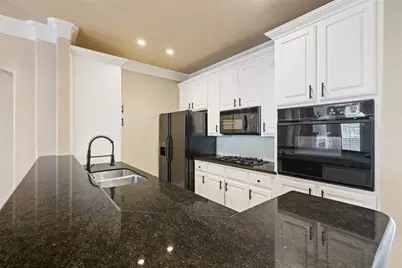 4133 Towne Green Circle, Addison, TX 75001 - Photo 9
