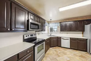 2060 Arbor Creek Dr, Carrollton, TX 75010 - Photo 9