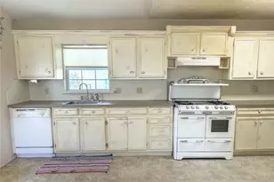 1332 Florea St, Graham, TX 76450 - Photo 11