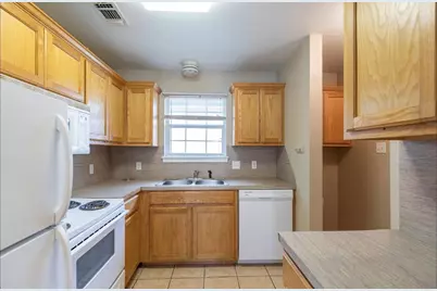 138 Nolan #B, Tye, TX 79563 - Photo 5