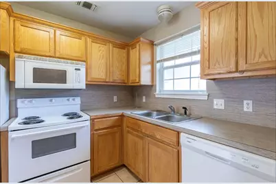 138 Nolan #B, Tye, TX 79563 - Photo 3