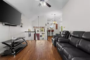 704 Meadowcreek Ct, Garland, TX 75043 - Photo 5